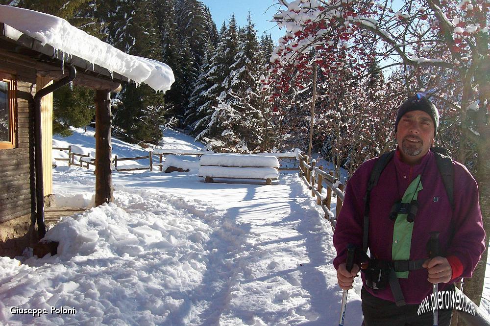 04- all'esterno del rifugio .jpg